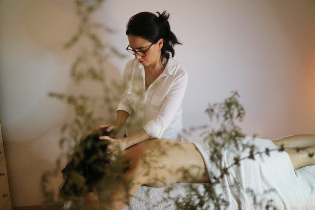 manos de masajista profesional aplicando tratamiento